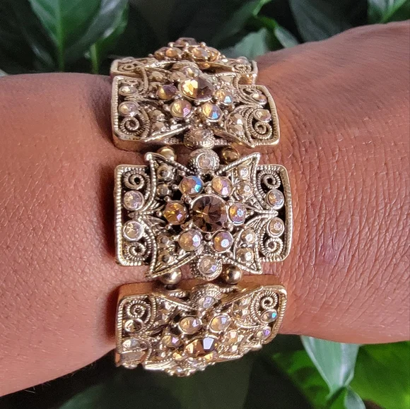 Elegant Gold Tone Stretch Bracelet with Crystal Accents - Picture 8 of 8